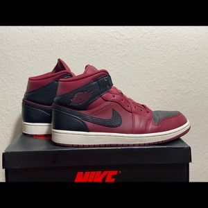 Jordan 1 Mid ‘Reverse Banned’